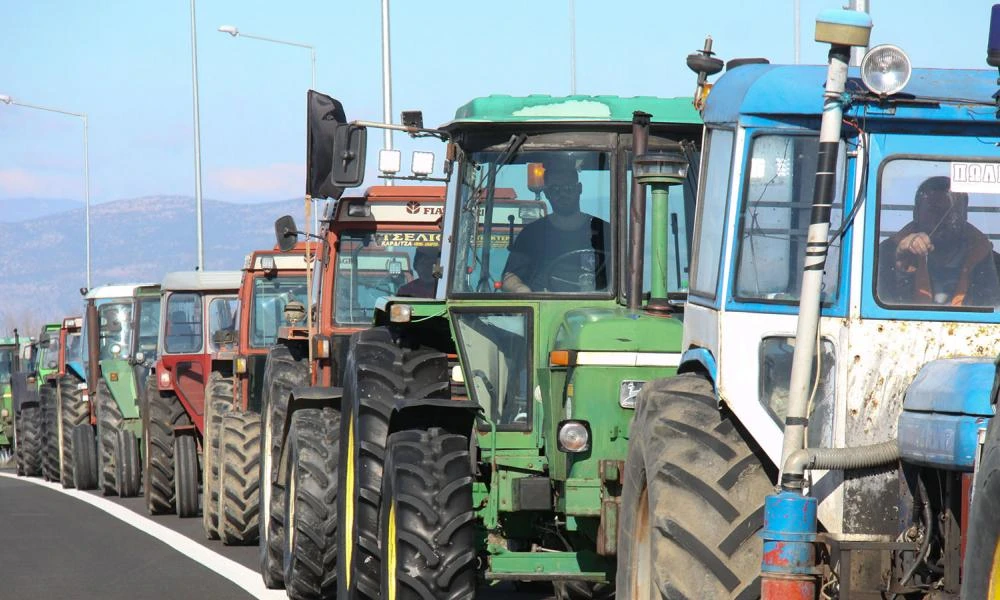 Αίγιο: Οι αγρότες έκλεισαν την παλαιά εθνική Αθηνών-Πατρών -Δηλώνουν αποφασισμένοι (Εικόνες)